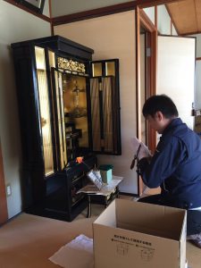 仏壇の搬出前のお参りの様子